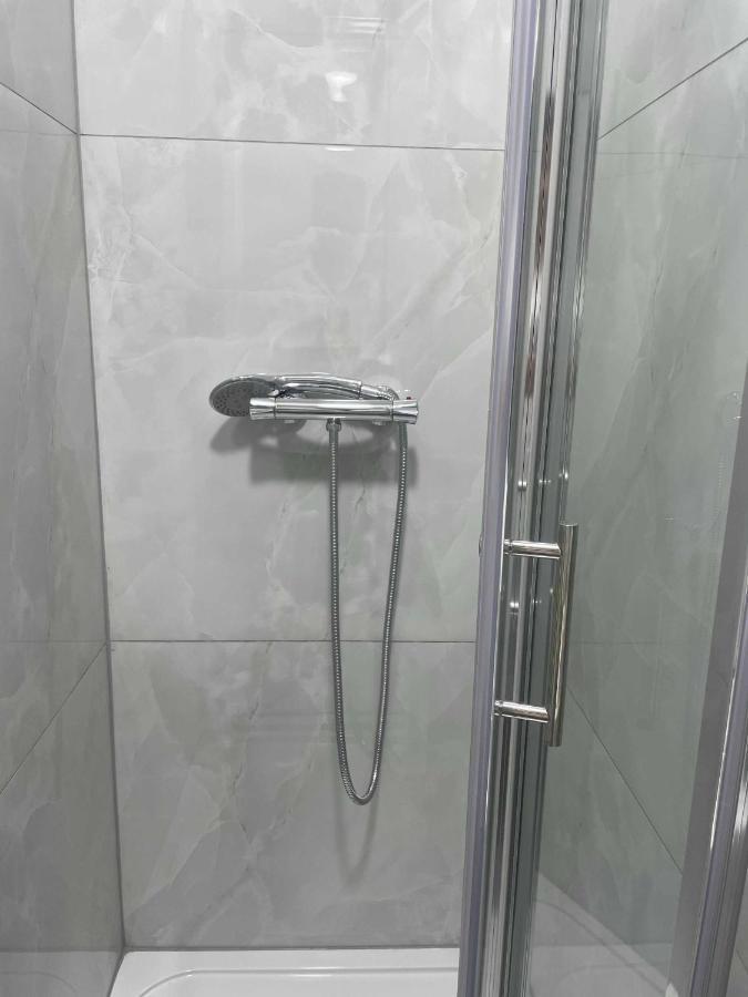 Studio Flat Private Shower Wc And Kitchenette London Eksteriør bilde